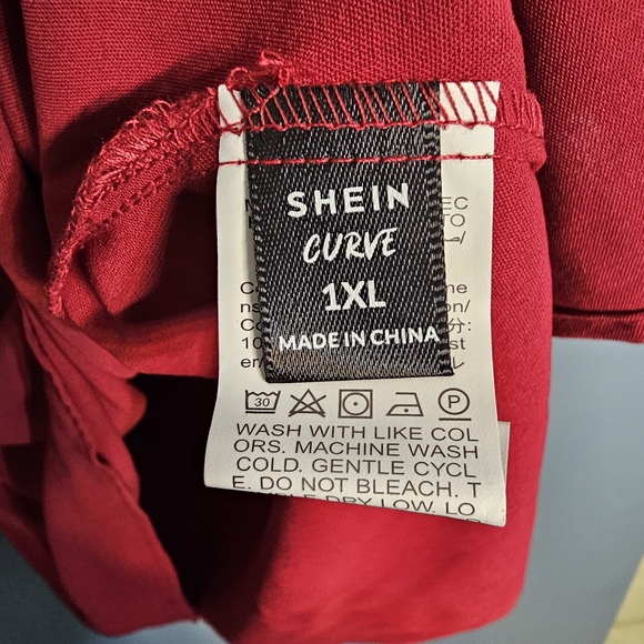 SHEIN Curve Vibrant Red Top - Picture 6 of 8